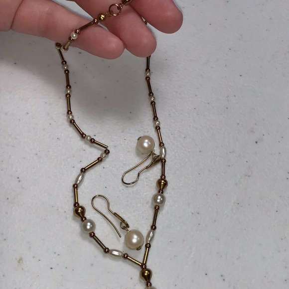 15" Pearl and gold beaded necklace and matching drop earrings - Picture 8 of 10